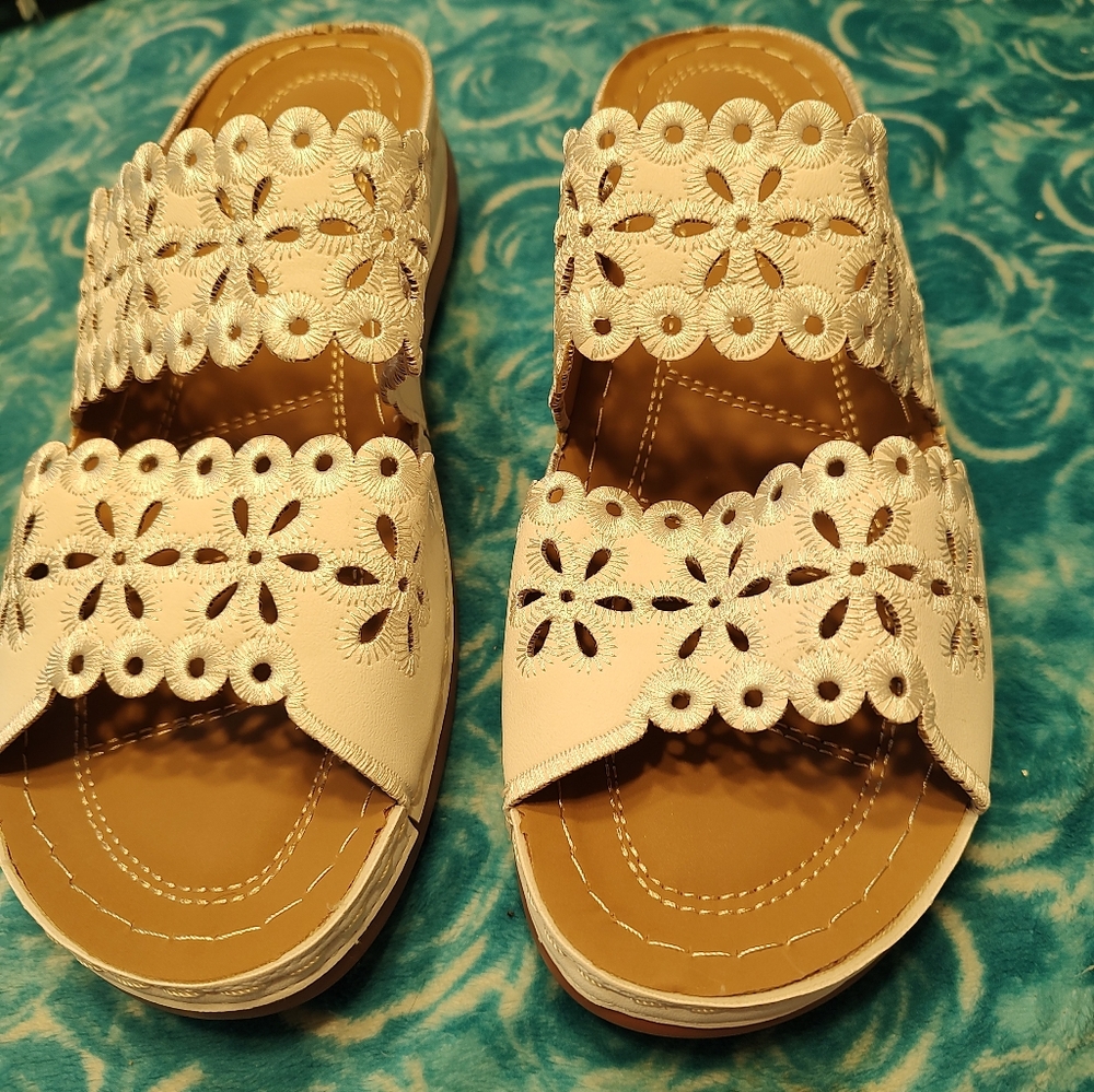 THE CUTEST SANDALS FOR WOMAN